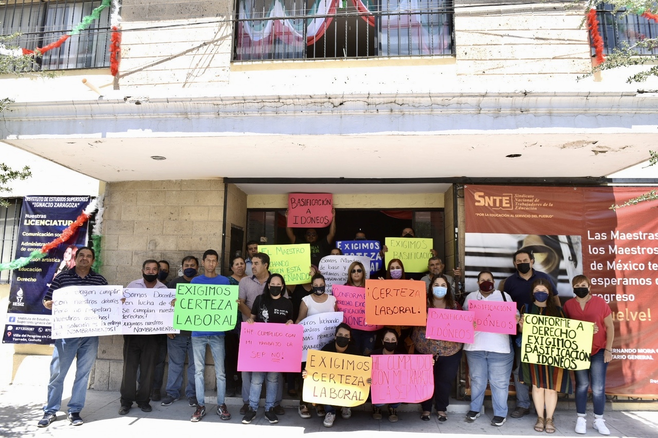 Docentes afectados hicieron caravana por los municipios de Torreón, Gómez Palacio y Lerdo. (EL SIGLO DE TORREÓN)