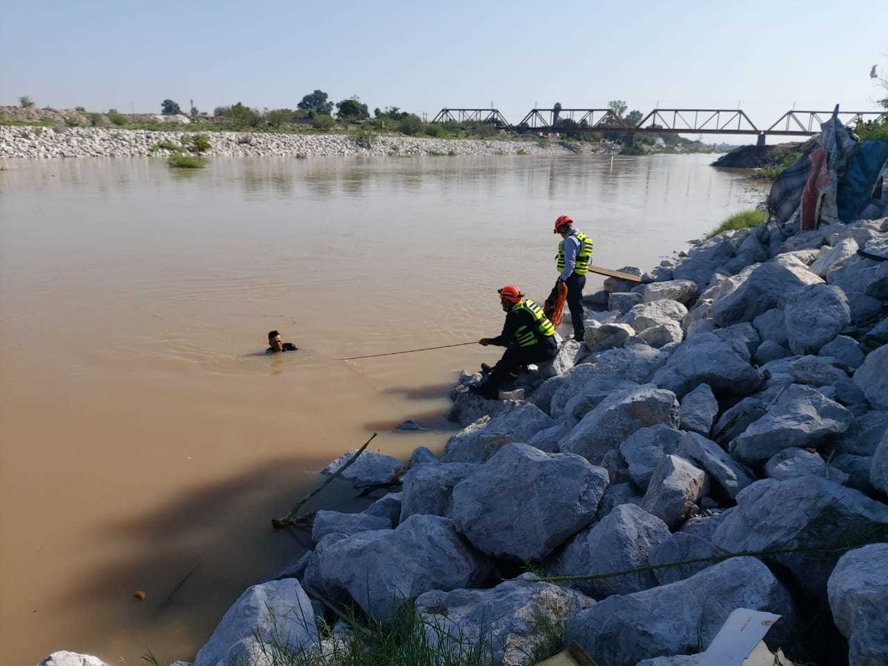 Bomberos salvan a joven de morir ahogado luego de que se lanzara al río Nazas para escapar.