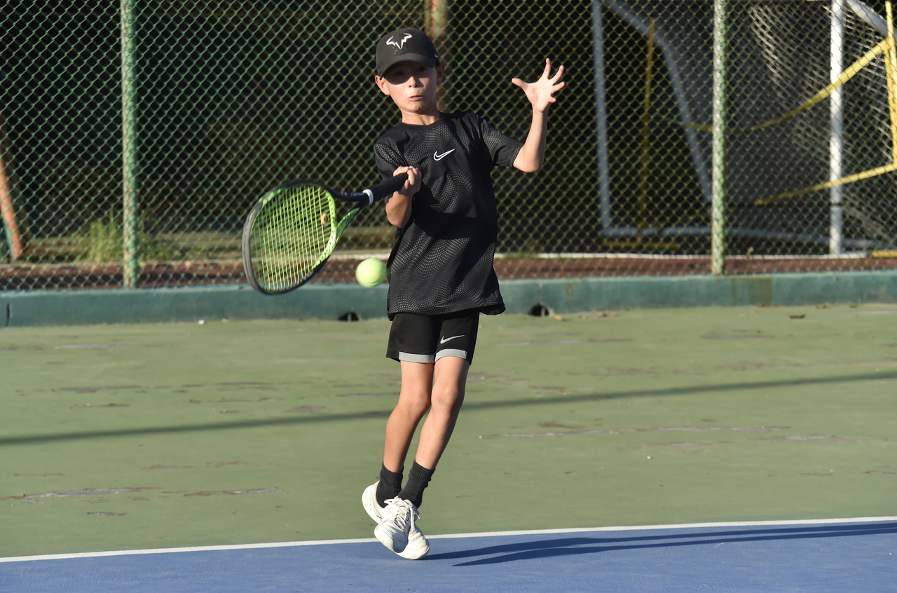 Continúa la actividad en la fase de grupos del Anual de tenis del Campestre de Gómez, el cual es presentado por El Siglo de Torreón. (RAMÓN SOTOMAYOR)