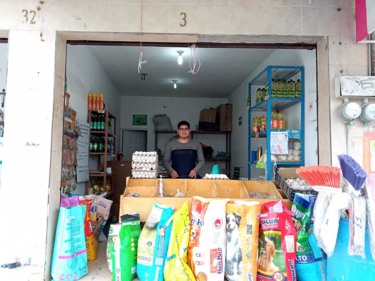 Abel apoyó a su familia desde los 14 años, hasta que se consideró capaz de hacerse cargo del negocio en donde hoy se instalan. (EL SIGLO DE TORREÓN)