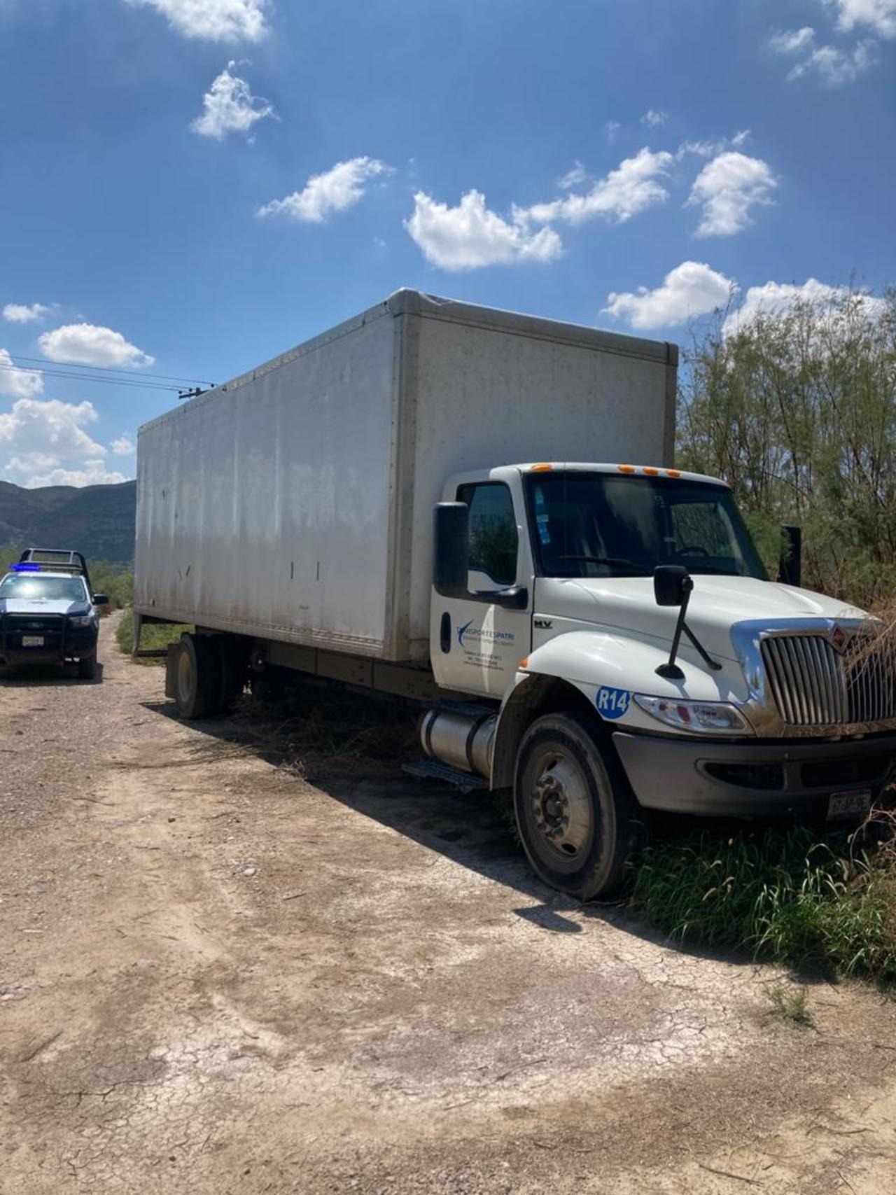 La unidad fue localizada en un camino de terracería aledaño a la carretera Gómez Palacio-Jiménez.