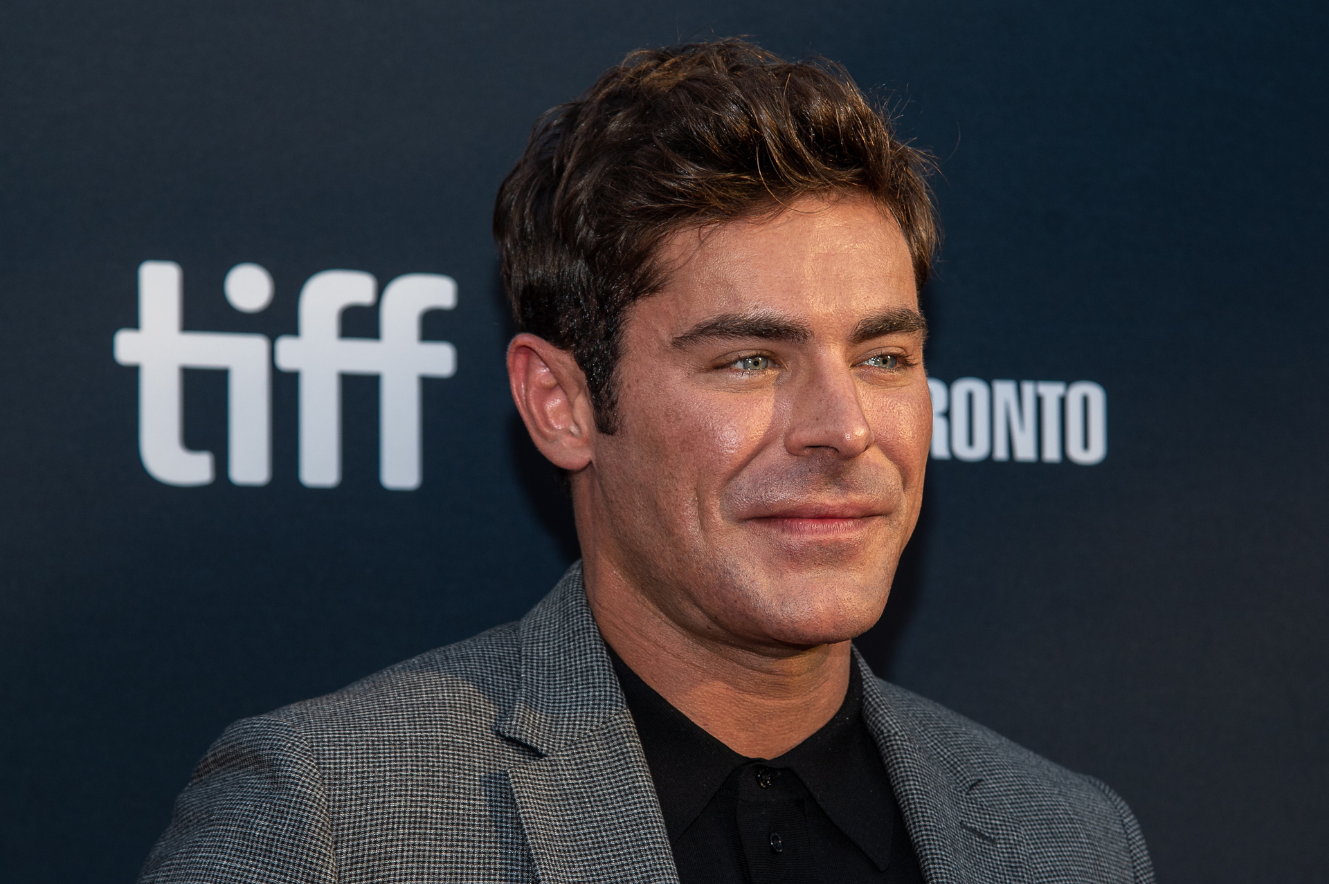  Qu Le Pas Zac Efron Explica Por Qu Su Cara Luce irreconocible 