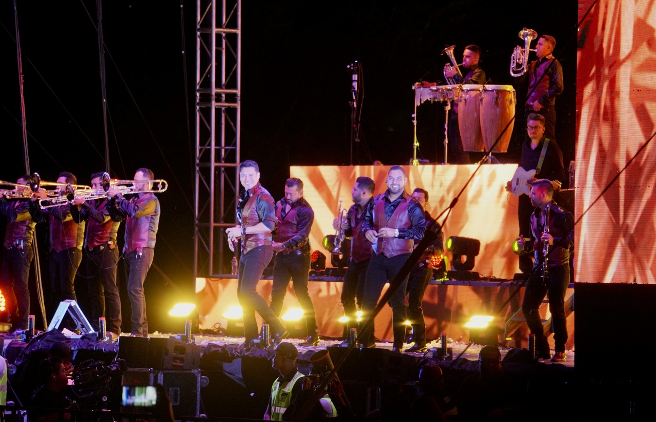 Toman el control. A las 22:30 horas, sucedió lo que la gente deseaba...la Banda MS se apoderó por completo del escenario. (FOTOS: EDIE RUIZ)
