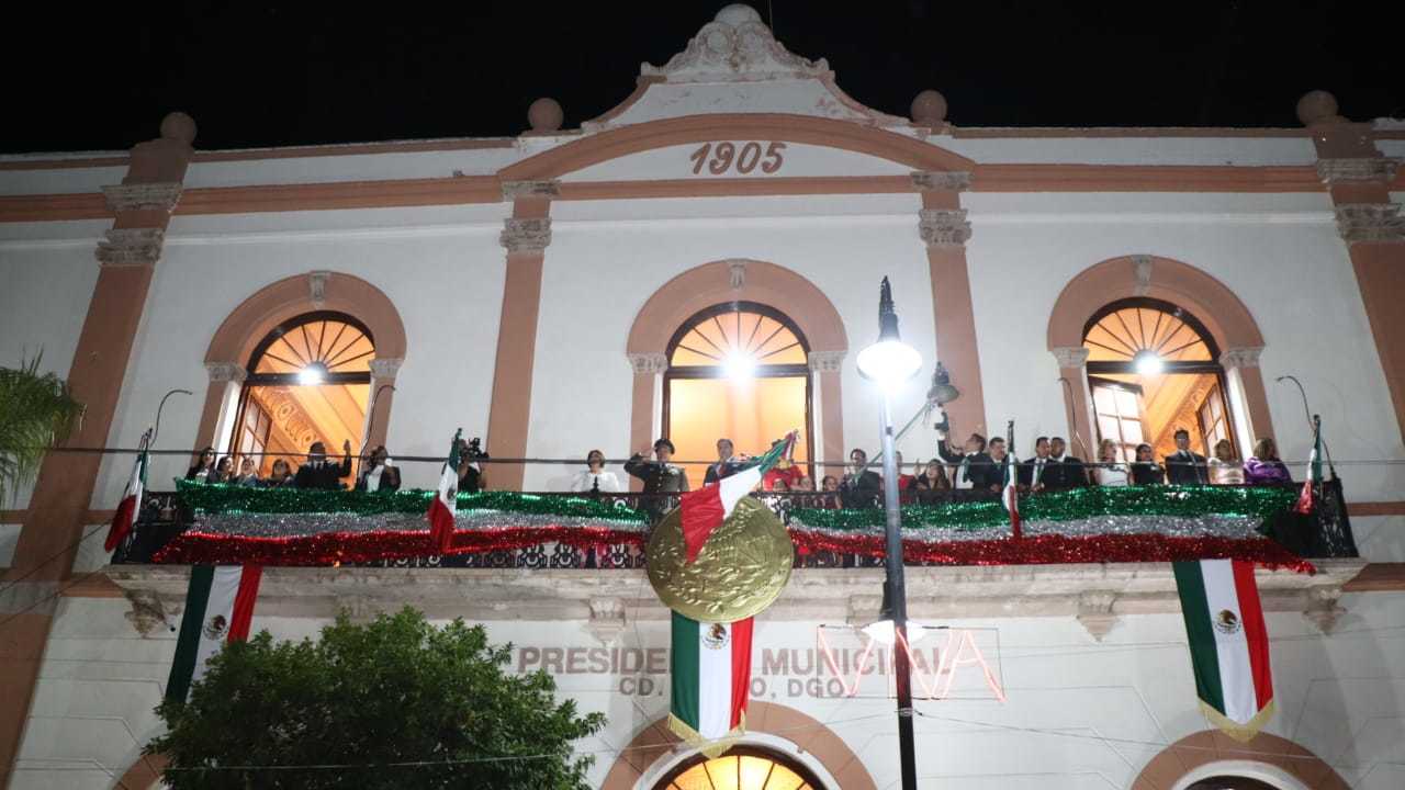 El Palacio Municipal de Lerdo se iluminó con colores patrióticos para celebrar el 212 aniversario de la Independencia de México.