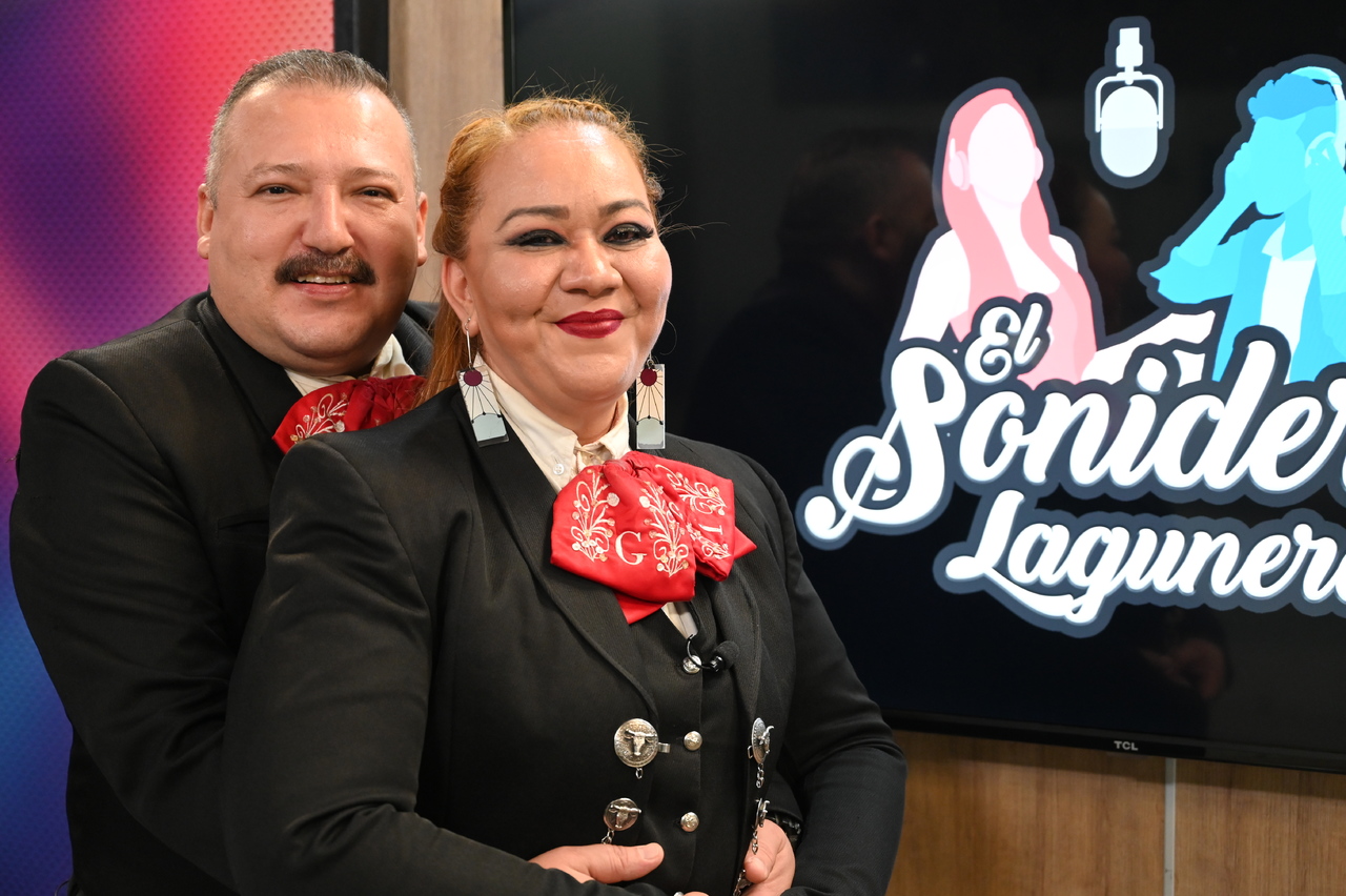 Contentos y juntos. Alejandro Hernández y Lucy Sarmiento conforman el dueto 'Gavilán' y 'Gaviota'.