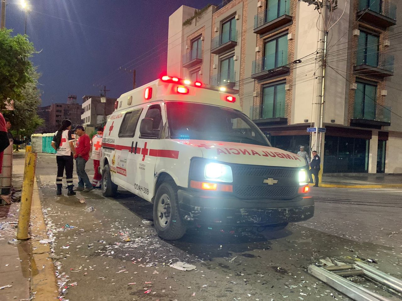 Una ambulancia de la Cruz Roja se movilizó hacia el lugar para brindar la atención médica.