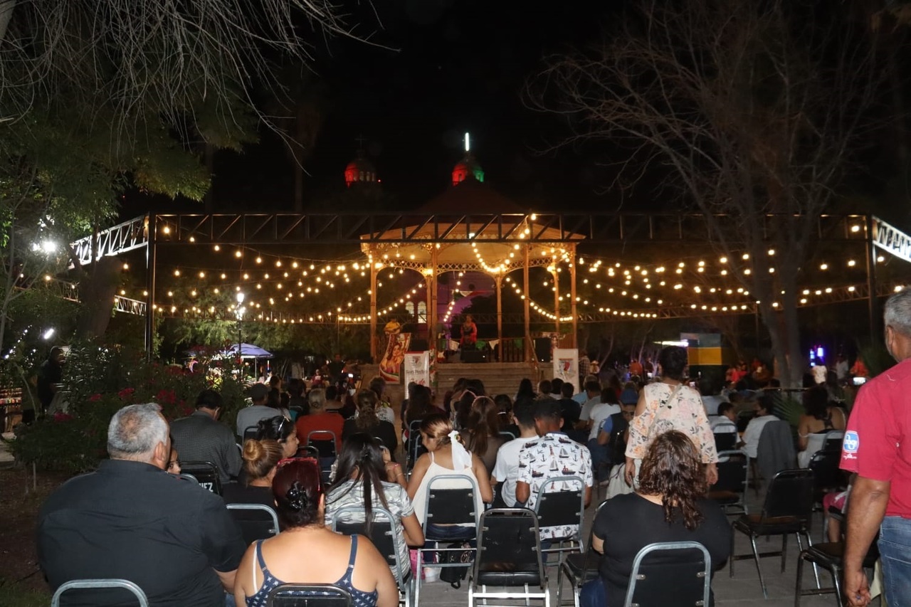 En esta ocasión el evento de la Noche de las Estrellas se realizó en el kiosco de la plaza principal. (EL SIGLO DE TORREÓN)