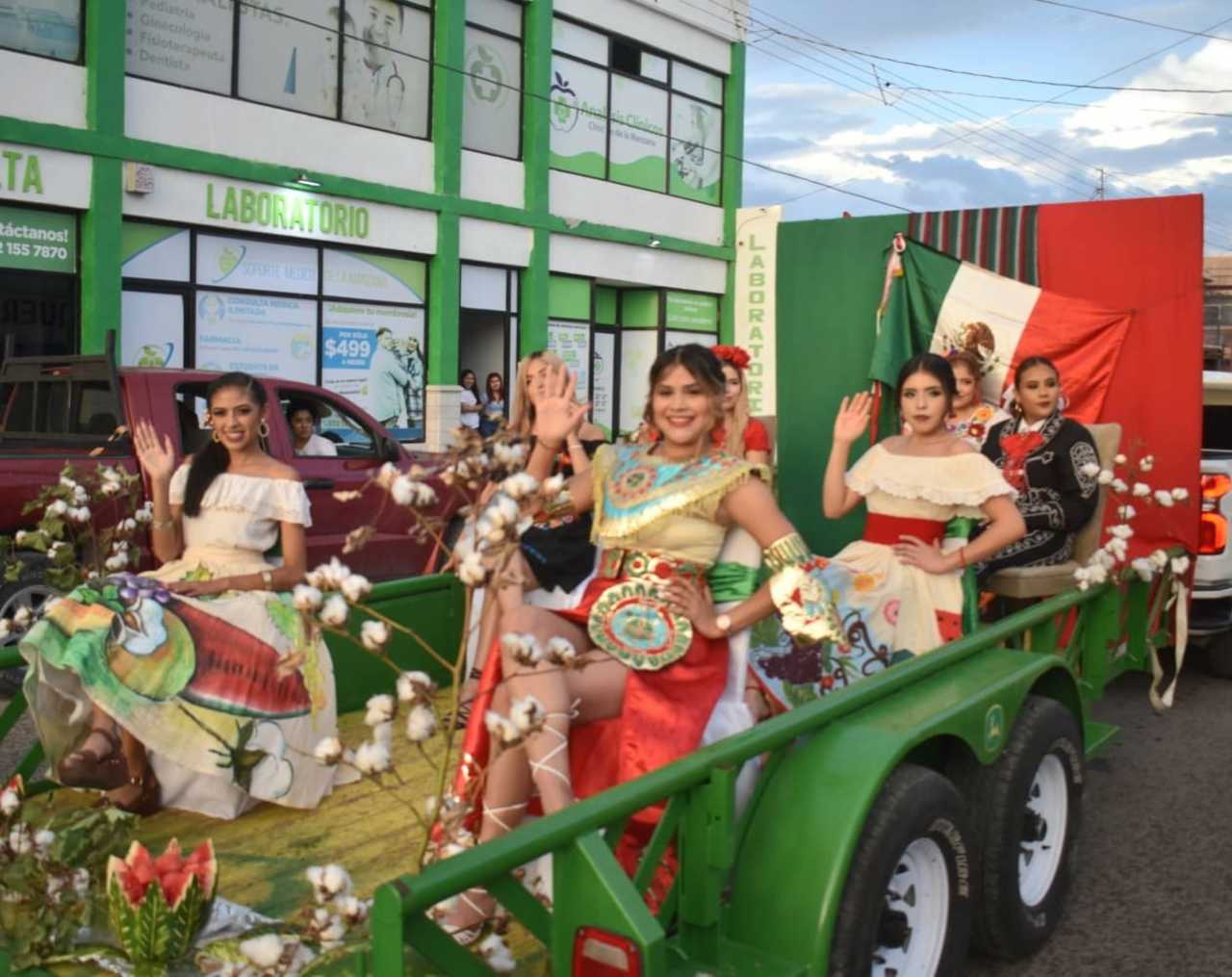 En la caravana participaron 20 carros alegóricos, donde iban las candidatas a reina de la Feria de San Pedro 2022. (EL SIGLO DE TORREÓN)