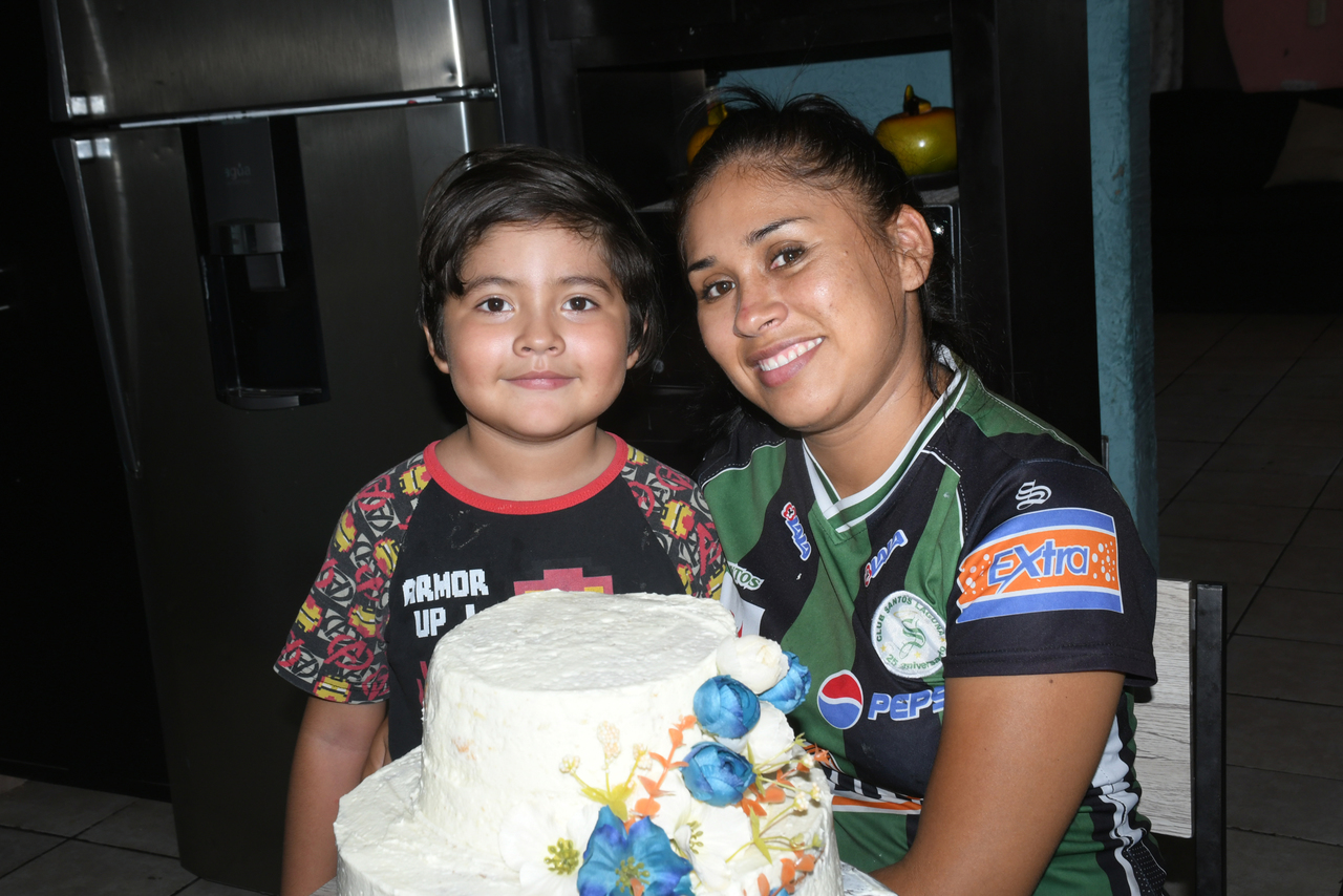 El apoyo de familiares, amigos y hasta desconocidos ha sido una pieza importante en su vida y en la de su hijo.