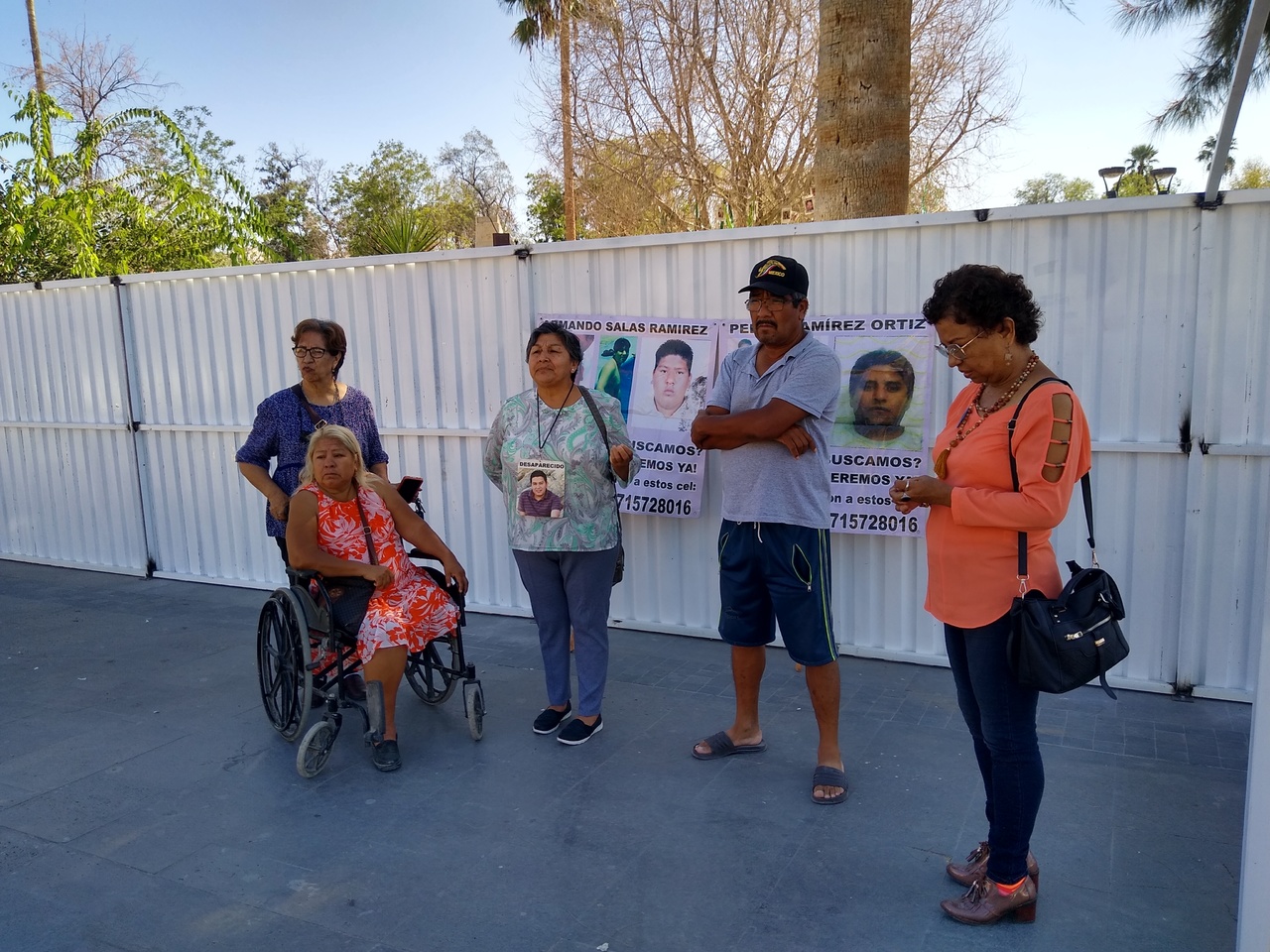 Ayer algunos miembros del colectivo Fuundec Laguna hicieron acto de presencia en la Alameda Zaragoza de Torreón para manifestar su inconformidad.