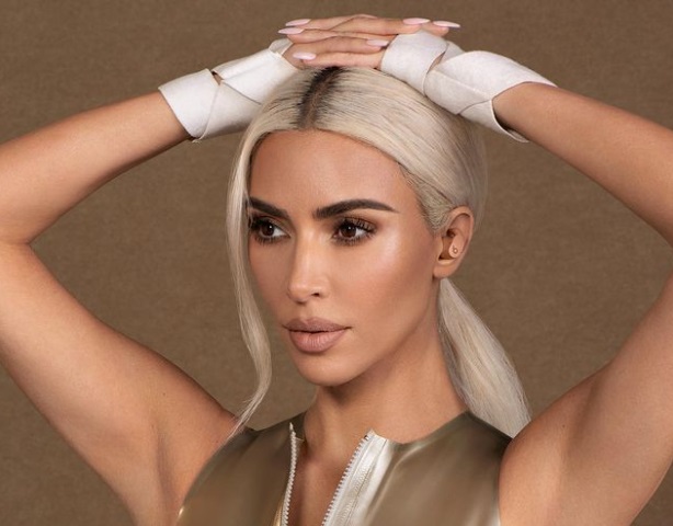 Kim Kardashian posa con ropa interior transparente - El Siglo