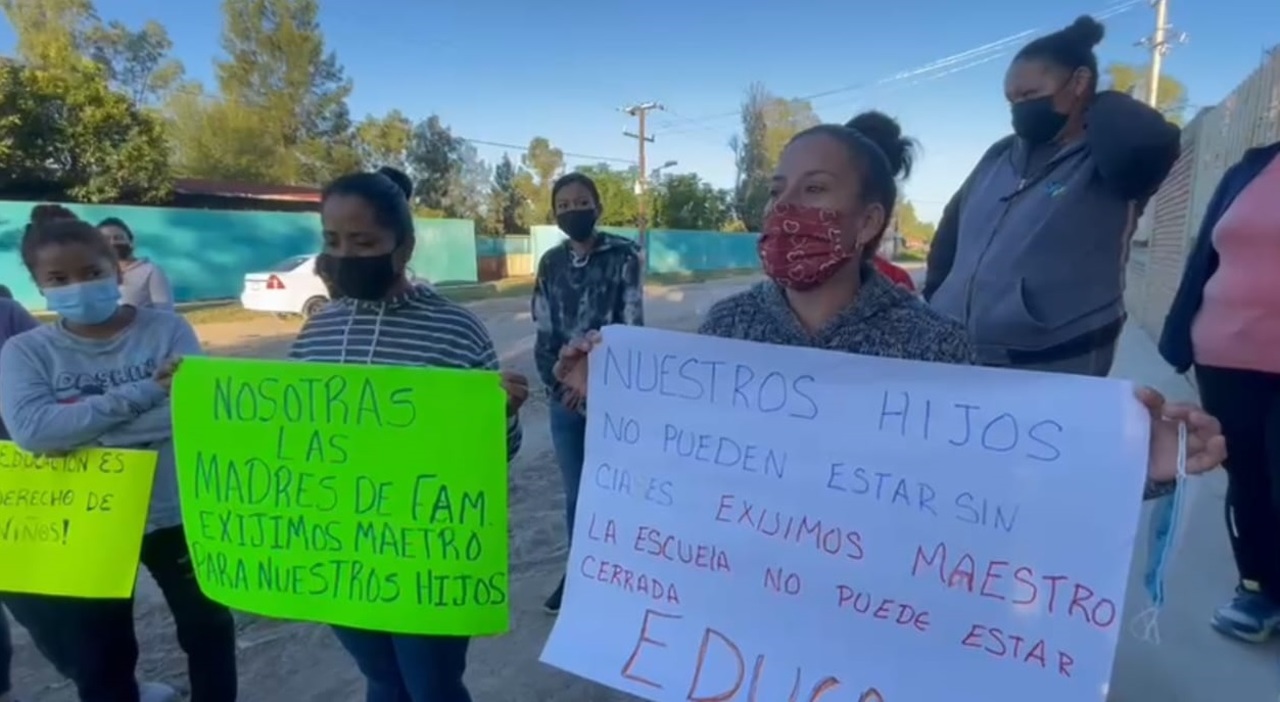 Ante la falta de respuesta, las madres de familia decidieron mejor cerrar la escuela. (EL SIGLO DE TORREÓN)