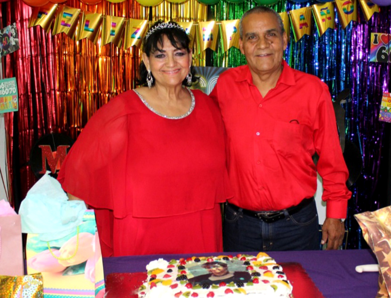 Con el tradicional pastel, la cumpleañera MVZ Martha Robles acompañada de su esposo Oscar D. Álvarez Luna.