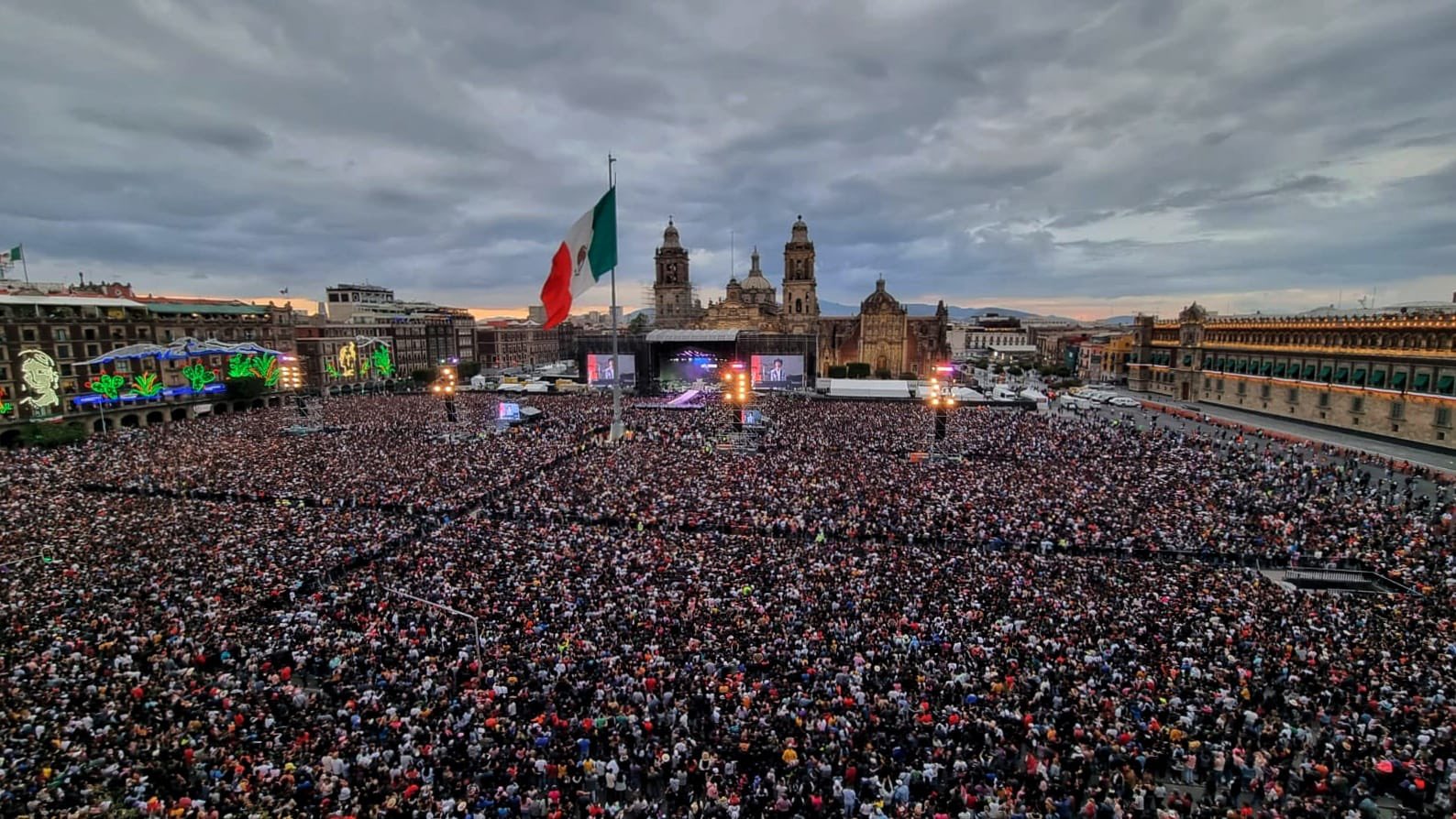 ¡Zócalo lleno! Sheinbaum pide seguir concierto de Grupo Firme en redes sociales