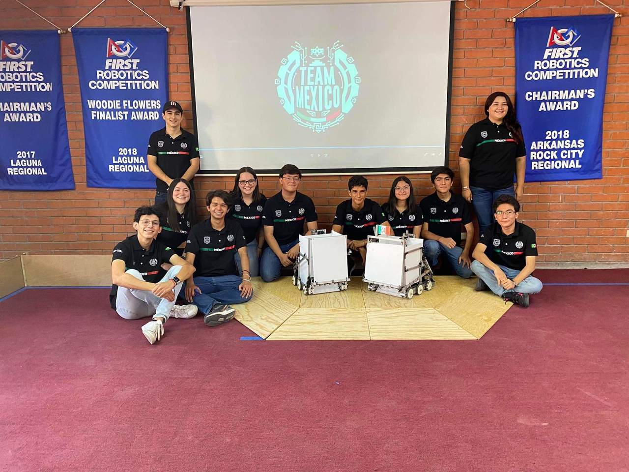 Muy entusiasmados están los jóvenes del Colegio Cervantes de Torreón que viajarán a Ginebra, Suiza, para representar a México. (EL SIGLO DE TORREÓN)