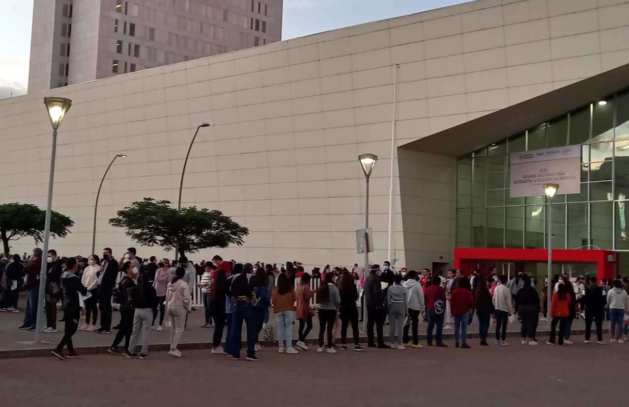 Acceso al Poliforum León, Guanajuato, una de las sedes habilitadas para la XLVI edición del ENARM, el primer día de aplicación. (MARÍA ELENA HOLGUÍN / EL SIGLO DE TORREÓN)