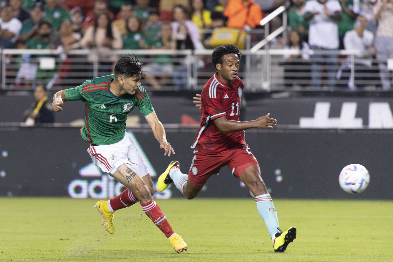 La Selección Mexicana tuvo un pobre segundo tiempo, en el que dejó ir una ventaja de dos goles y terminó cayendo 3-2 ante Colombia en el último duelo de preparación antes de dar la lista definitiva de convocados para el Mundial, en donde el Tricolor debutará el 22 de noviembre ante Polonia. (CORTESÍA)