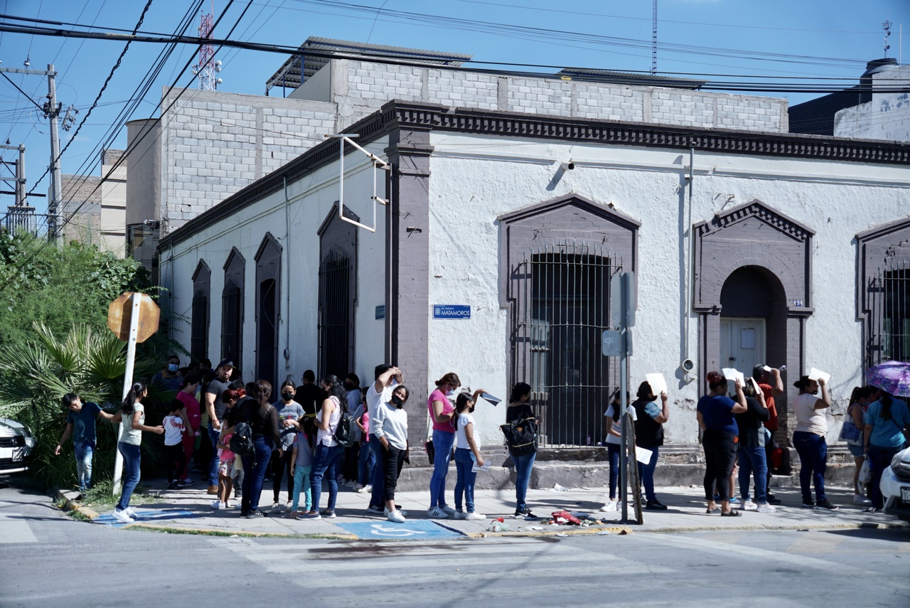 Ayer la fila de vacunación contra la COVID-19 en la Cámara Nacional de Comercio se extendió por varias calles y avenidas. (EDIE RUIZ)