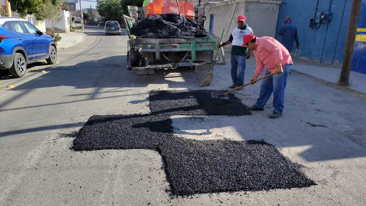 Continua Obras Públicas tapando baches en el municipio de Lerdo. (EL SIGLO DE TORREÓN)
