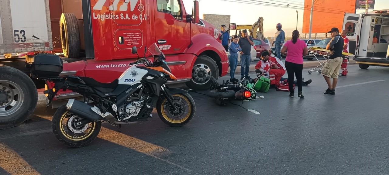 Motociclista es impactado por tráiler sobre la antigua carretera a San Pedro. El joven repartidor de comida terminó hospitalizado.