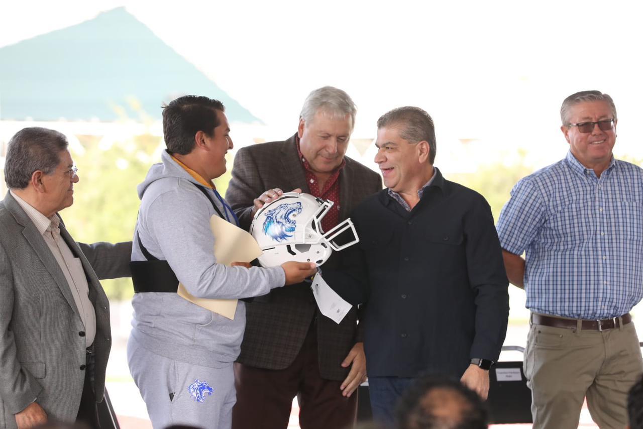 El alcalde Fraustro y el gobernador Miguel Riquelme entregaron la rehabilitación del campo de futbol americano en el Biblioparque Sur.
