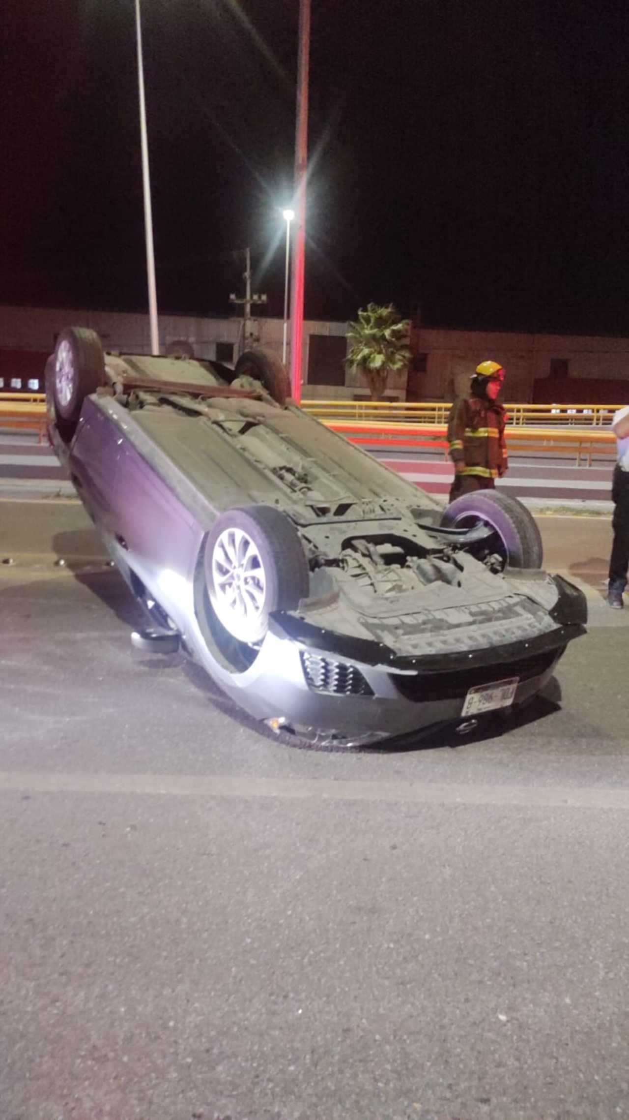 Conductor de auto compacto volcó sobre la carretera Torreón-Matamoros, resultó ileso.