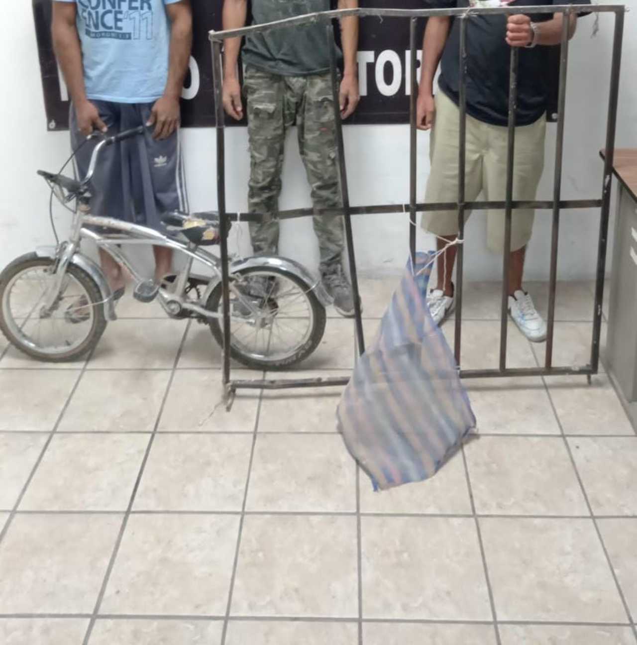 Detienen a tres jóvenes en Torreón por robo a vivienda.
