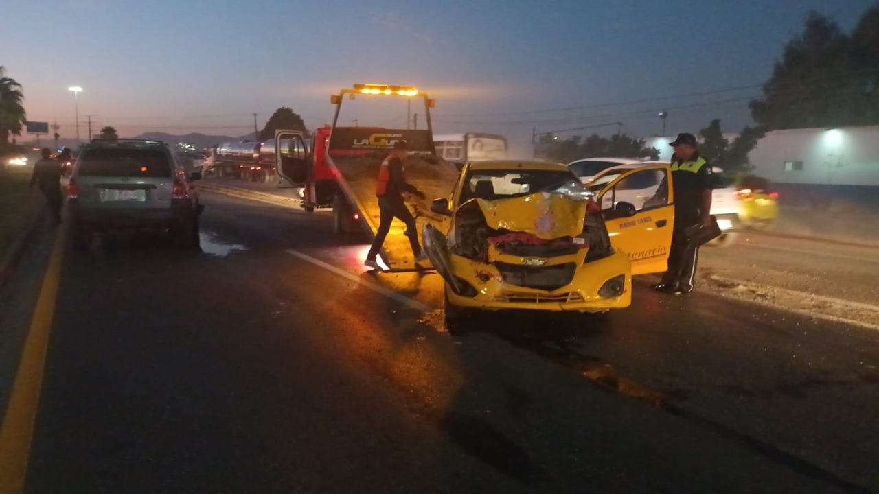 En el choque participaron un taxi, un auto y dos camionetas.