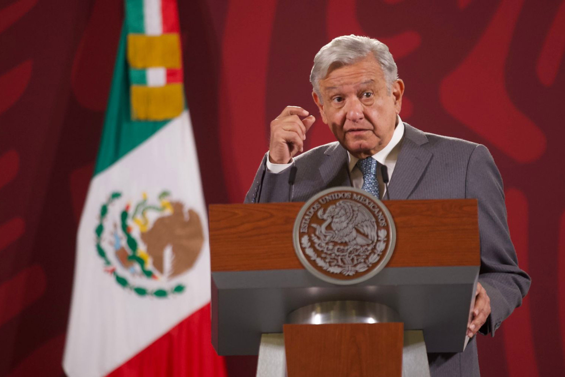 Abrazo a los familiares de las víctimas: AMLO tras el accidente de helicóptero militar