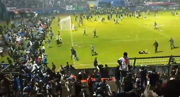 Batalla campal de aficionados en futbol de Indonesia deja al menos 127 muertos