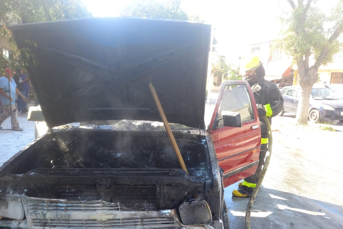 Se quema camioneta en calles de la colonia Villa Jacarandas de Torreón