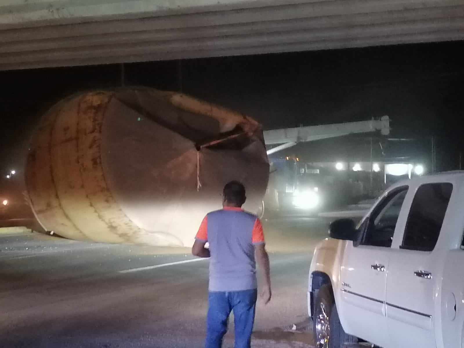 Tanque metálico de 10 metros de altura acaba atorado debajo de puente en la Torreón - San Pedro