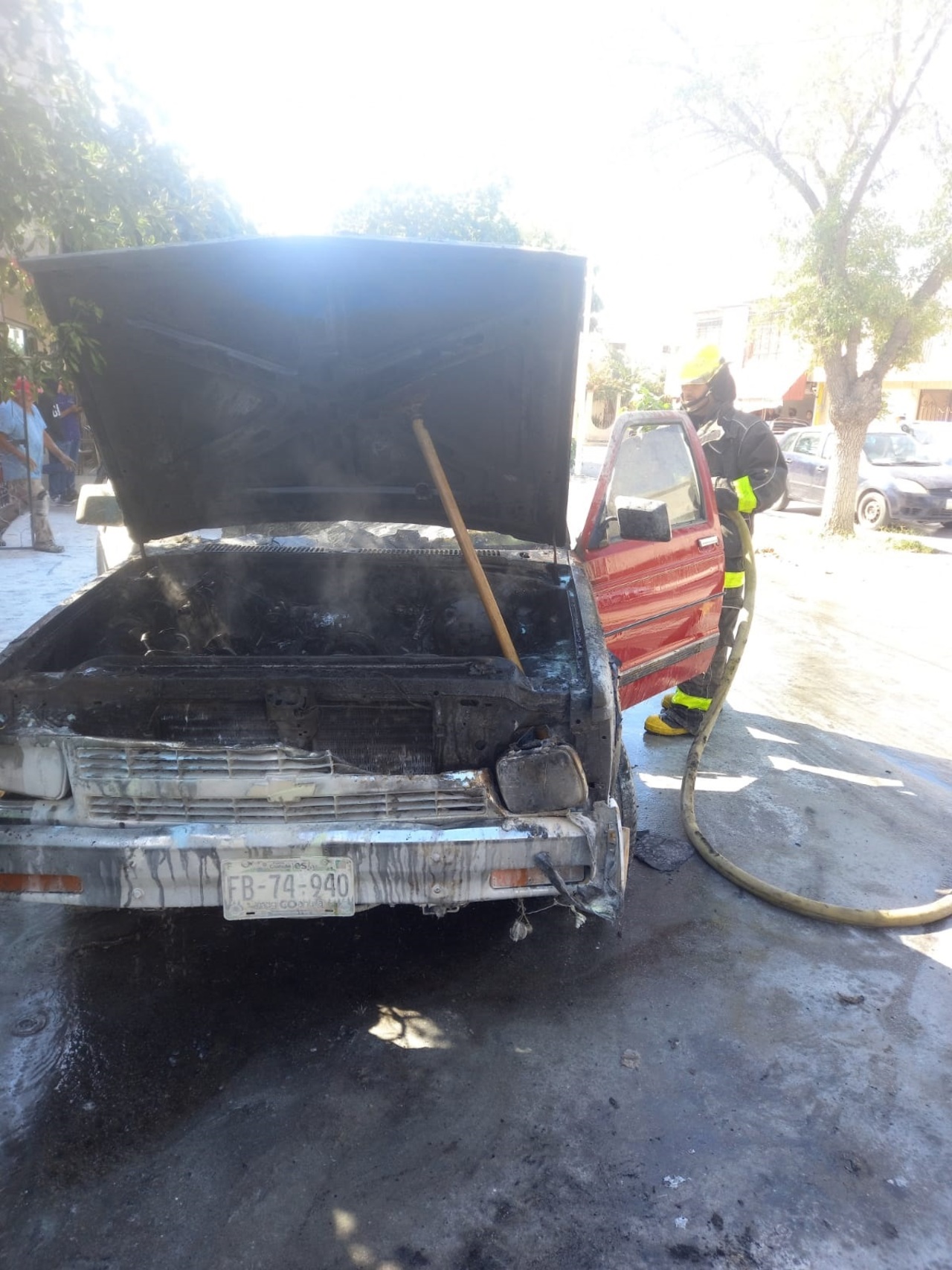 Se quema camioneta en calles de la colonia Villa Jacarandas de Torreón, el conductor resultó ileso. (EL SIGLO DE TORREÓN)