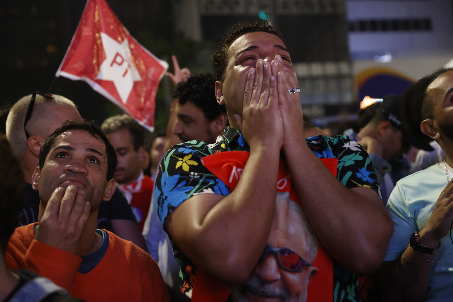  Simpatizantes del expresidente y candidato presidencial Luiz Inácio Lula da Silva celebran mientras se publican los resultados parciales de las elecciones brasileñas hoy, en la Avenida Paulista de Sao Paulo (Brasil). EFE/ Fernando Bizerra

