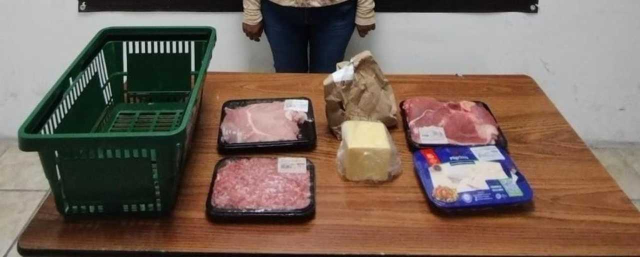 Mujer es detenida cuando intentaba salir de tienda sin realizar el pago de varios productos de comida.