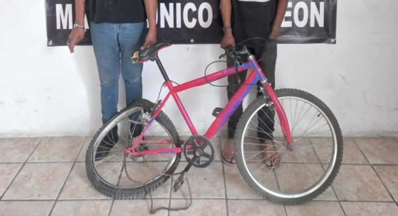 Descubren a dos robando una bicicleta en la colonia Nueva Laguna Norte, uno de los implicados es menor de edad.