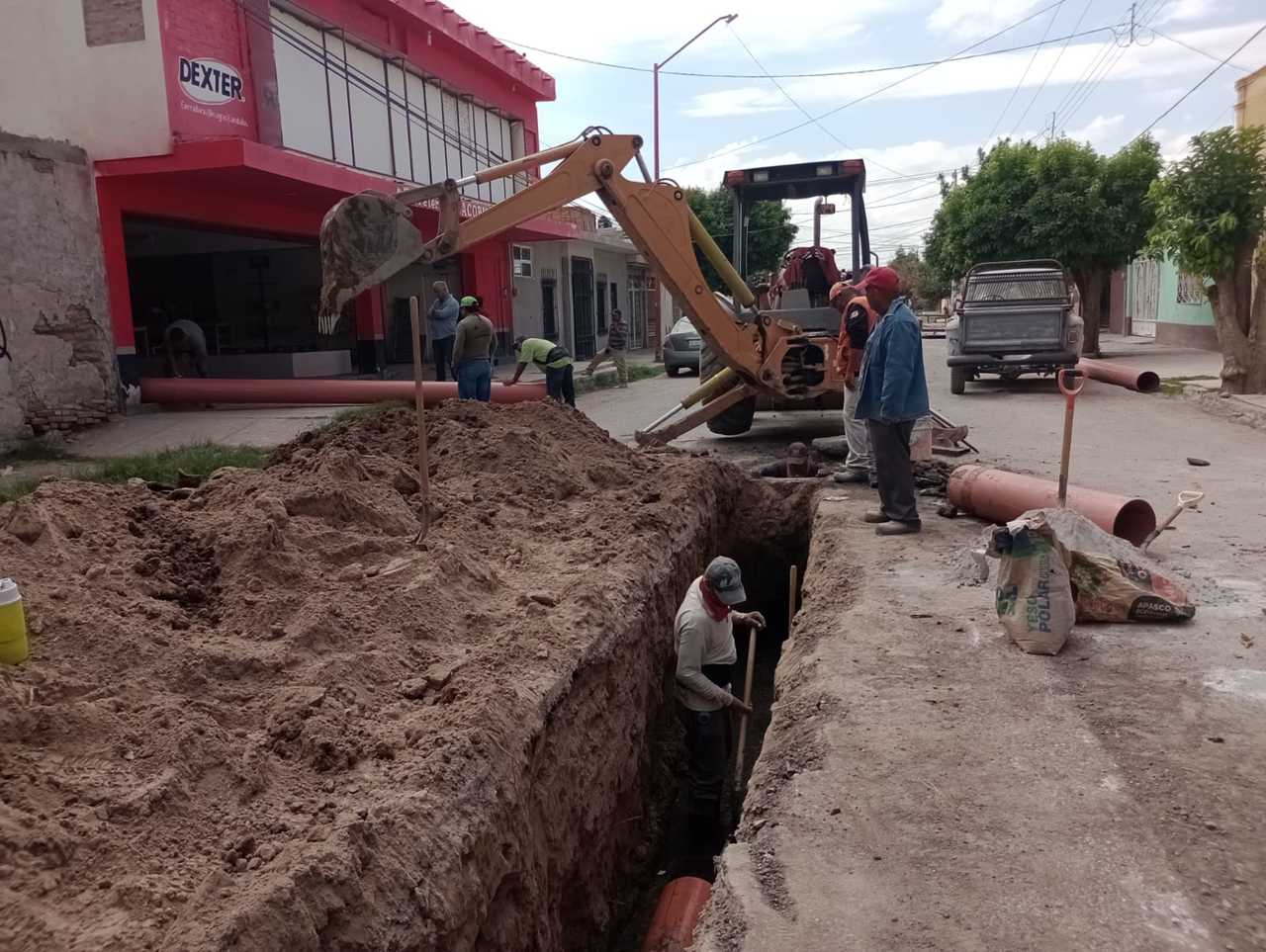 En varios puntos del Centro de San Pedro se mejora la red de drenaje, aunque se les 'olvidó' revelar el monto de inversión. (EL SIGLO DE TORREÓN)