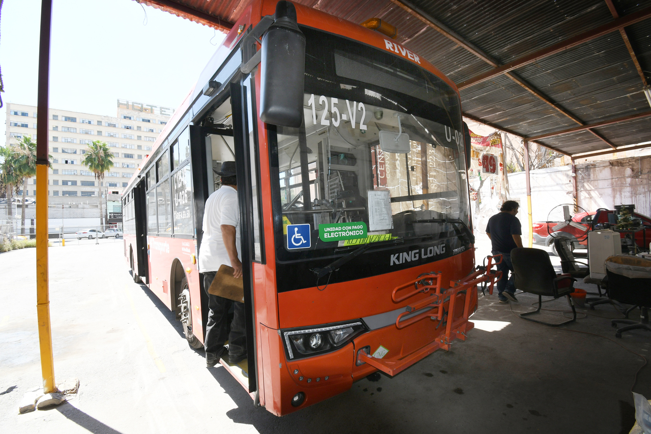 El gobierno estatal aportará el enganche y los gastos por apertura del crédito de los 380 vehículos del Metrobús. (FERNANDO COMPEÁN)