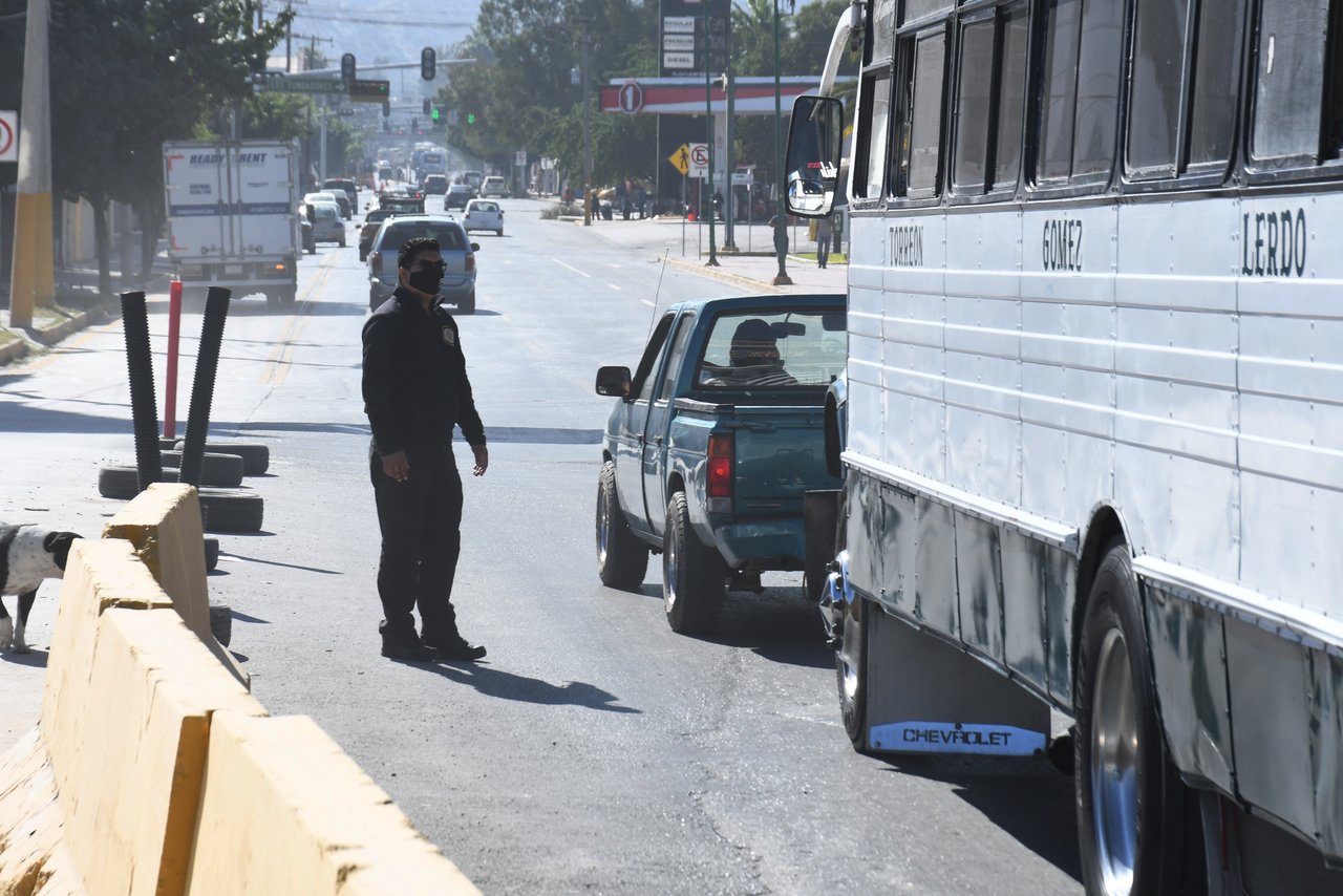 Se compromete alcalde de Torreón a agilizar flujo vehicular en el retén del puente plateado.