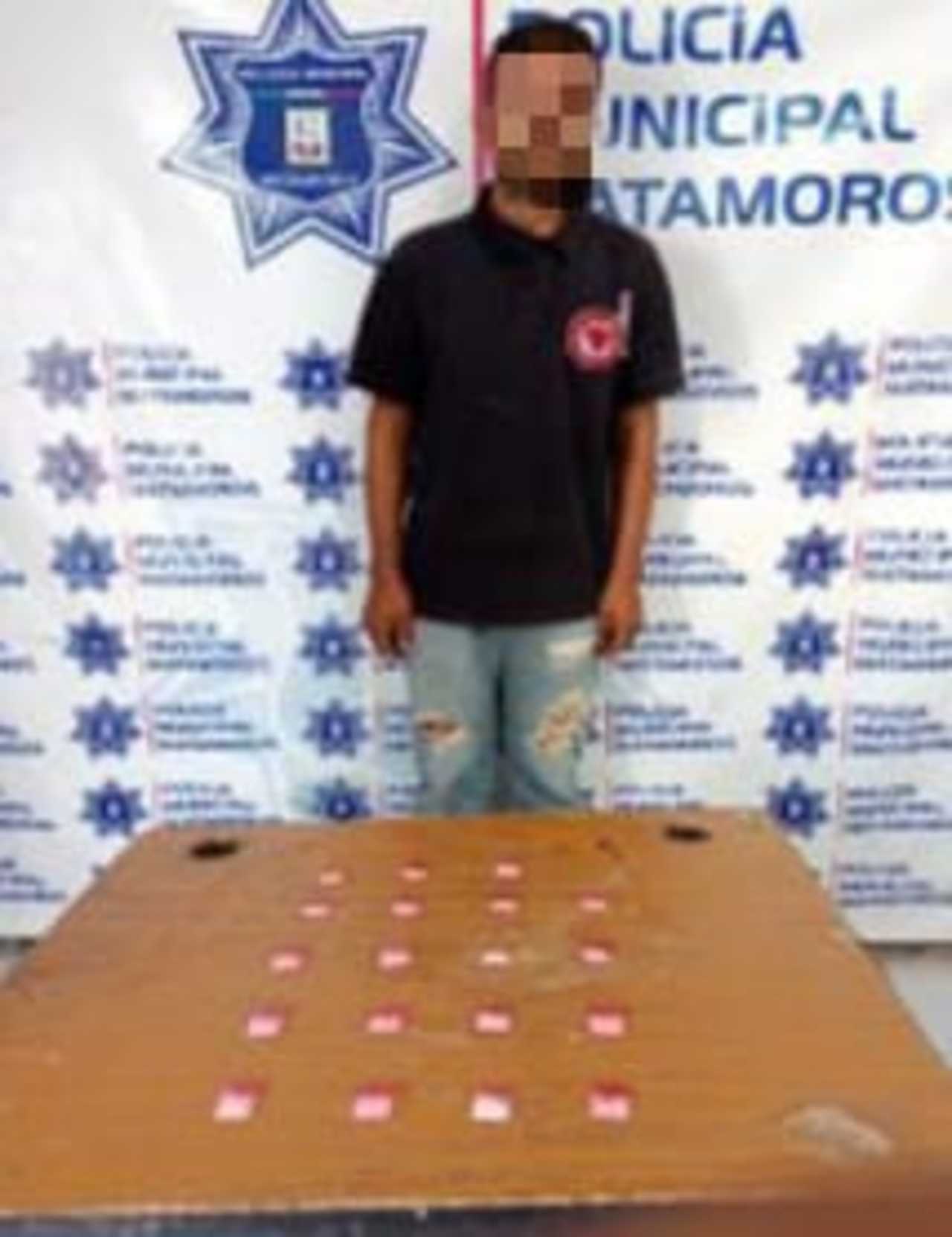 Le encontraron 19 bolsas de color rojo con la droga denominada como 'cristal' dentro de las mismas.