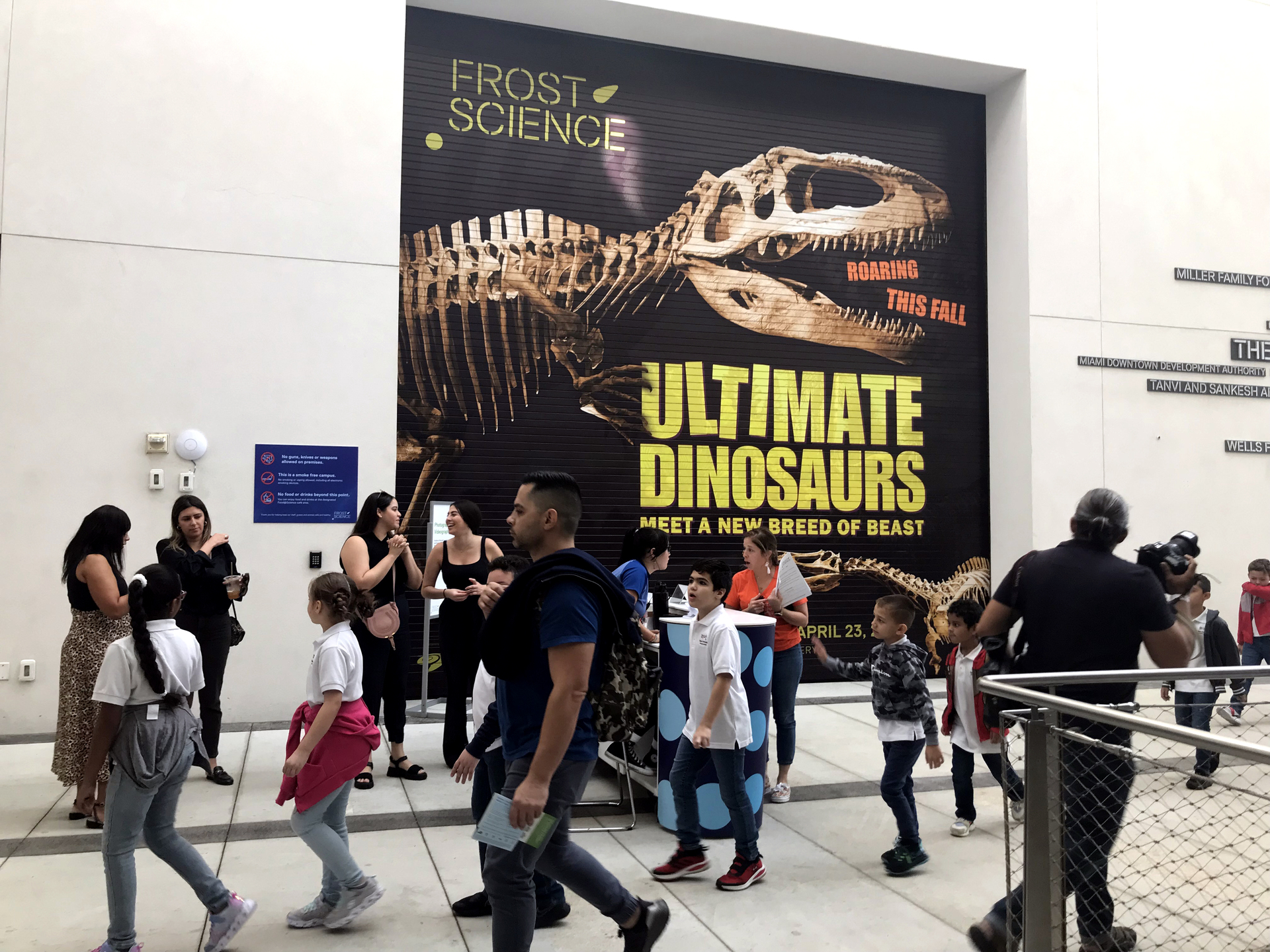 Una exposición en Miami muestra todo de los 'exóticos' dinosaurios del sur