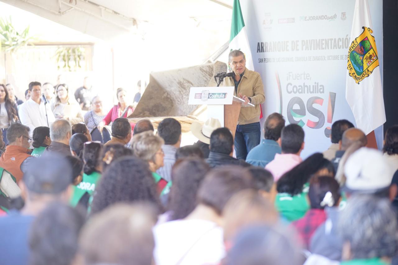 En San Pedro, inició la pavimentación y recarpeteo en diversas calles con aplicación de 5 millones de pesos y se comprometió a construir una techumbre en la Escuela Primaria 'Vicente Guerrero'.