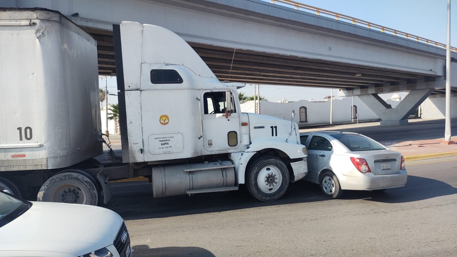 Conductor le corta la circulación a un tráiler y provoca accidente en Torreón