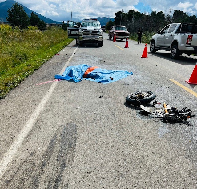 Muere motociclista tras impactarse con camioneta en Arteaga