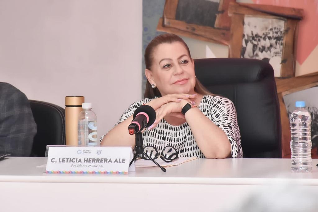 Agradece Alcaldesa de Gómez Palacio apoyo gratuito de empresa para reparar unidades