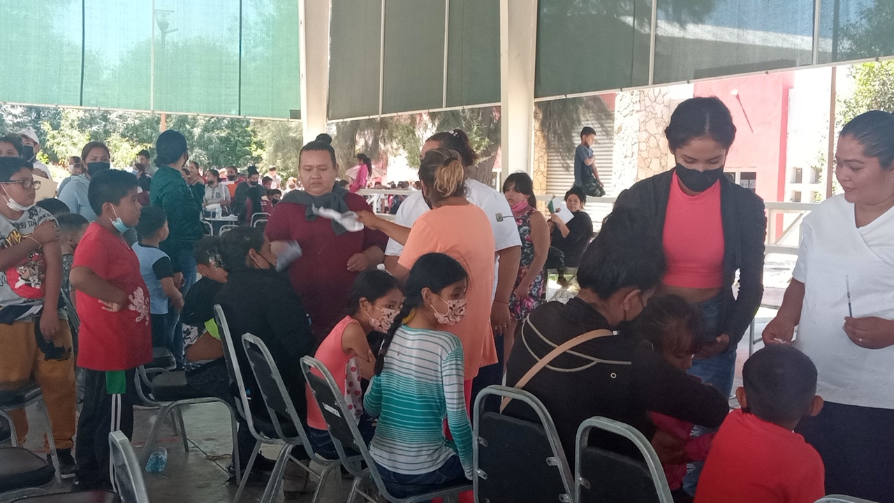También en Madero se formó una enorme fila durante lunes y martes para la vacunación de menores de 5 a 11 años. (EL SIGLO DE TORREÓN)