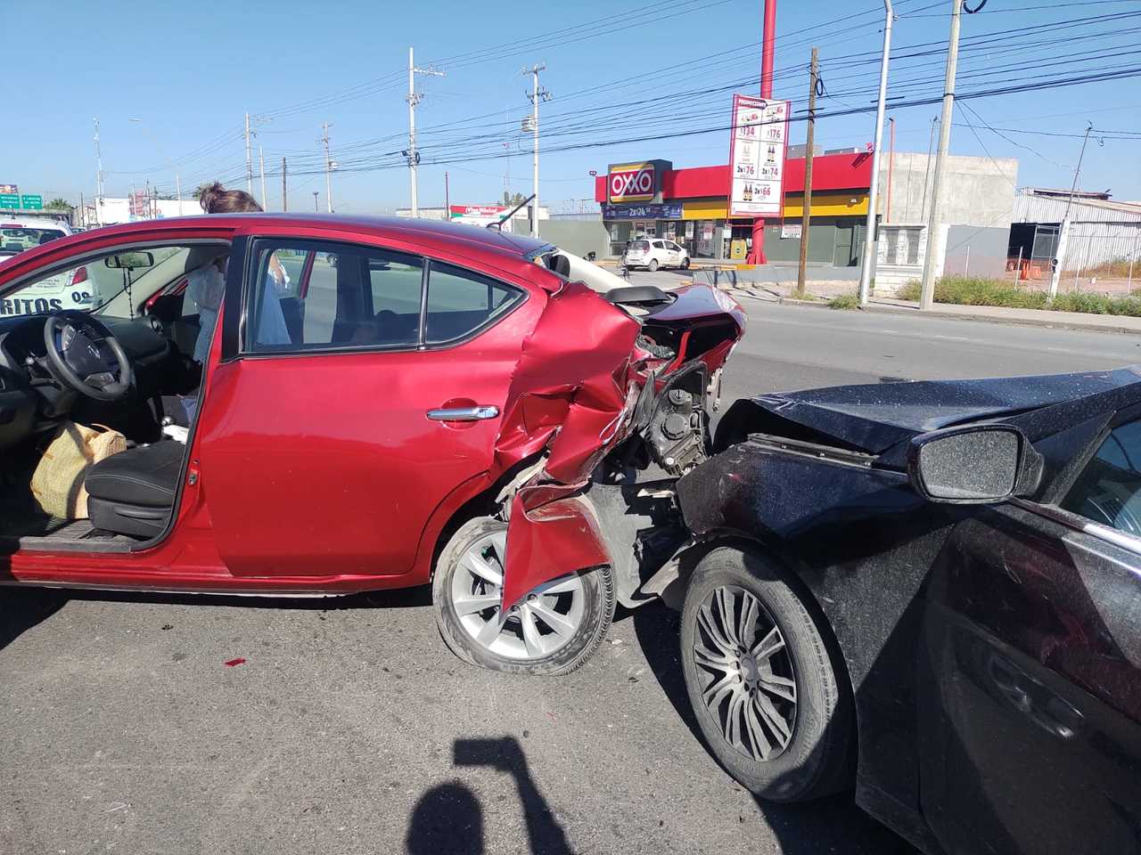 Fuerte accidente en la carretera Torreón-Matamoros deja una lesionada, los autos involucrados acabaron destrozados.