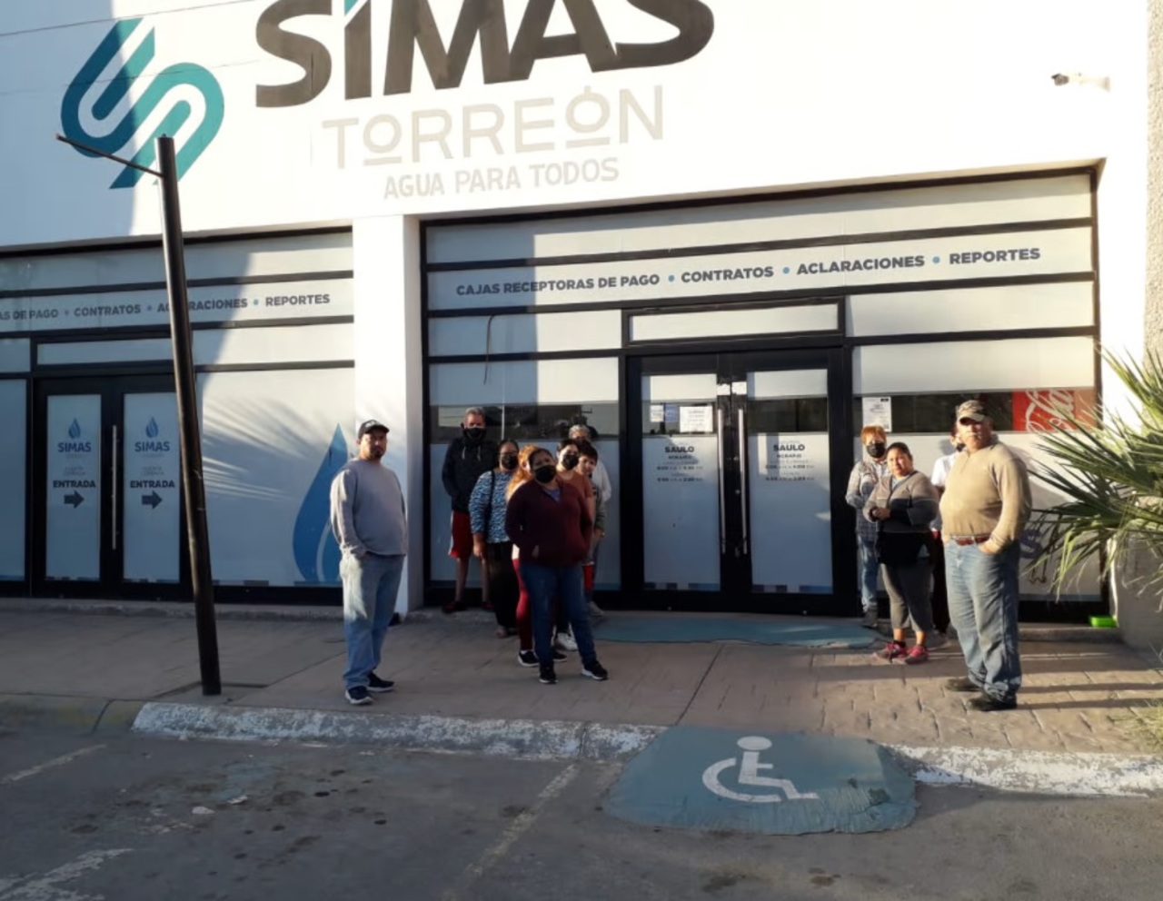 Bloquean sucursal del Simas en Rodríguez Triana por fallas en drenaje de Las Julietas.