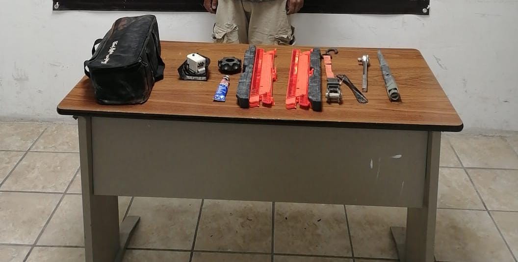 Detienen a hombre robando al interior de vehículo en Torreón