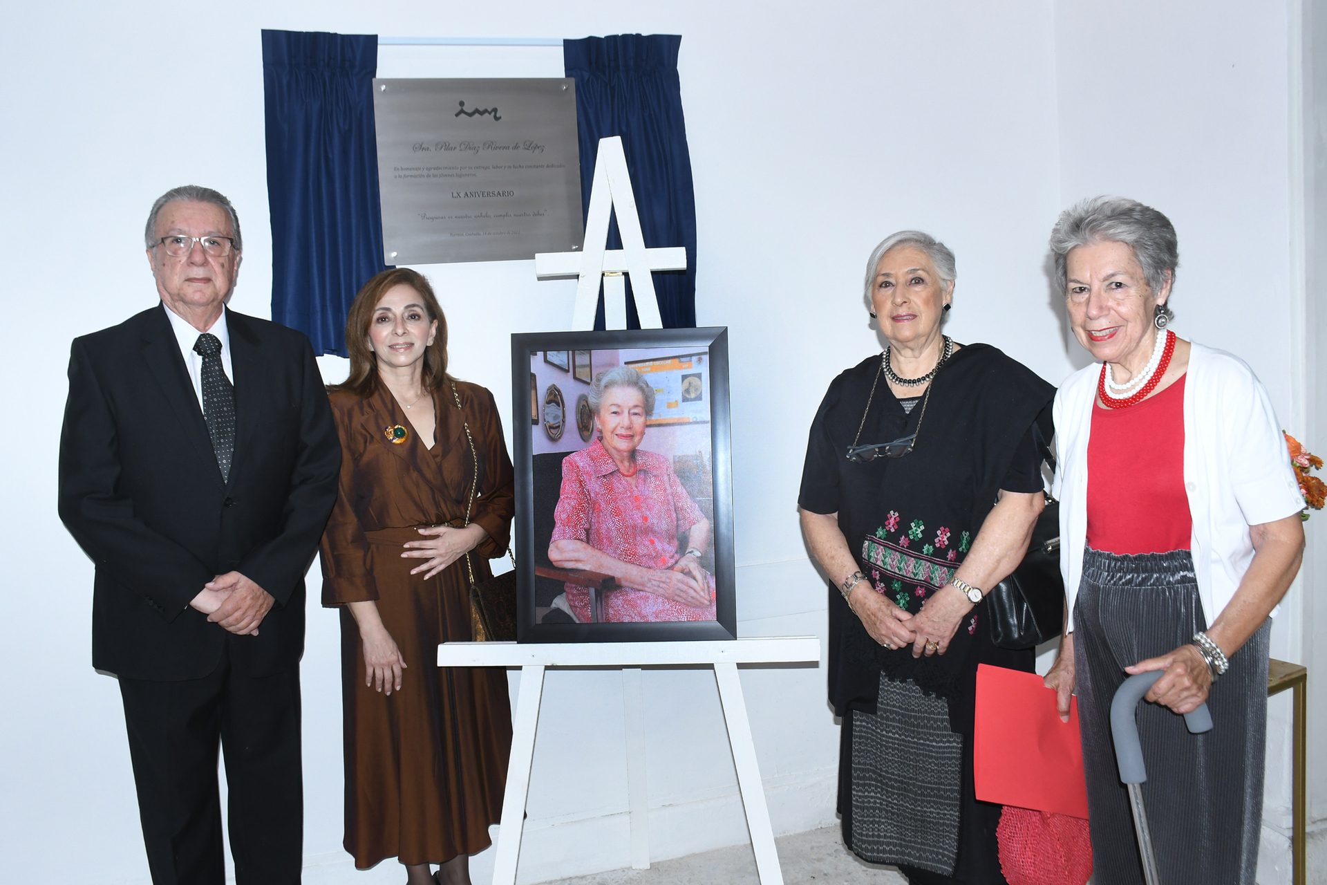 Develan placa en el Instituto María Cristina